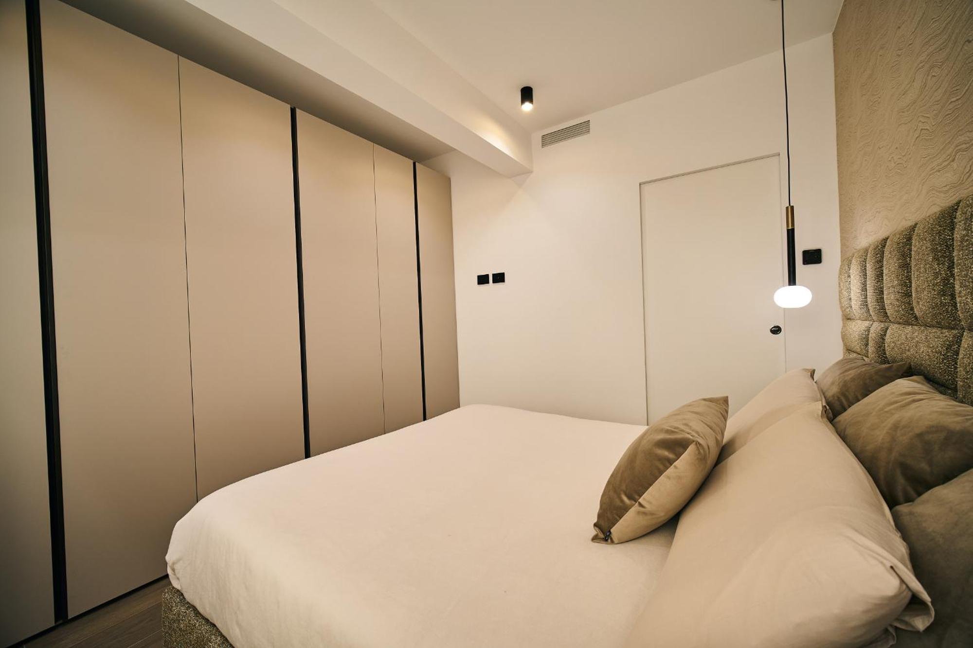 Picasso Golden House Next To Duomo — Photos 1